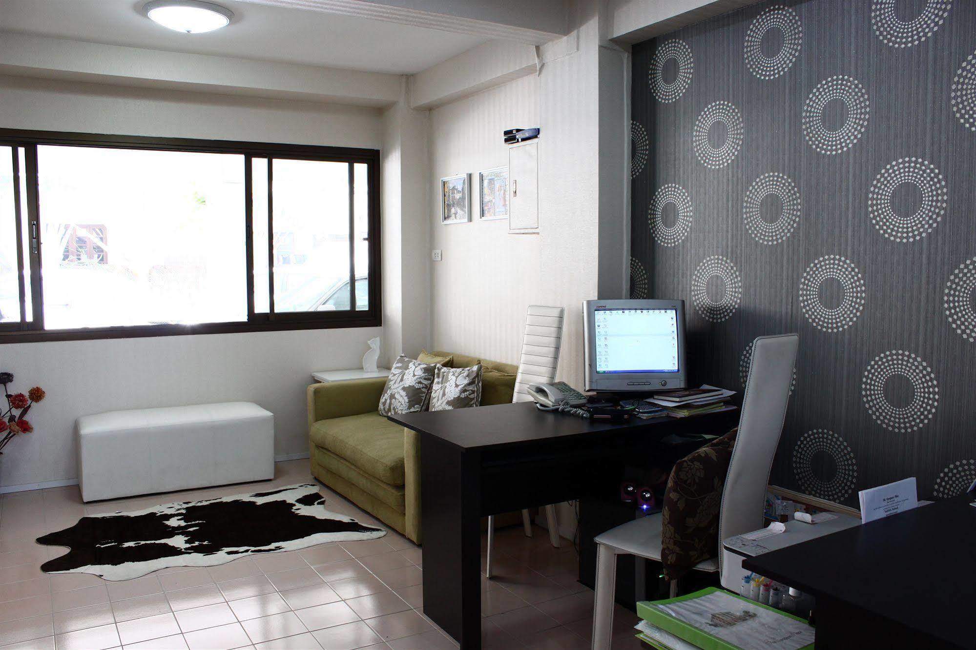 The European Place Bangkok Extérieur photo